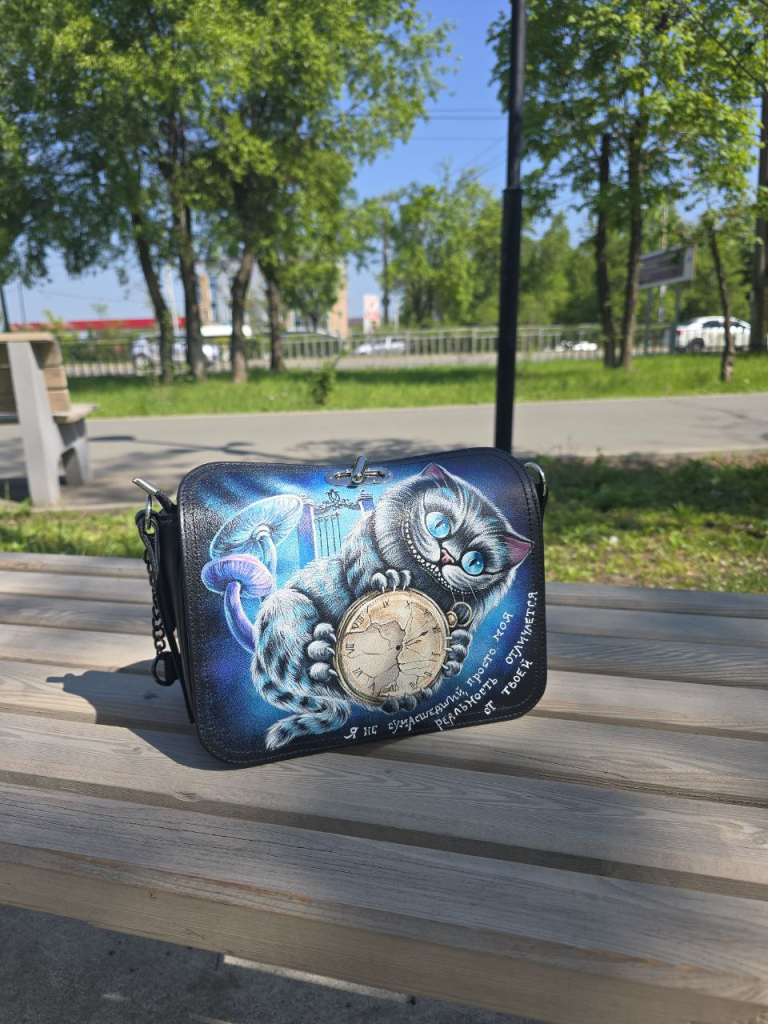 Женская сумка из натуральной кожи, дизайнерская, с рисунком ручной работы Чешир с часами Женская сумка из натуральной кожи, дизайнерская, с рисунком ручной работы Чешир с часами