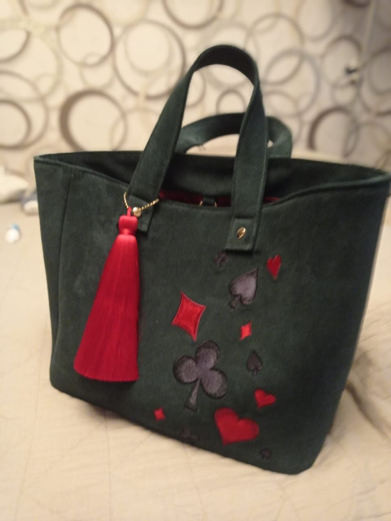 Женская сумка шоппер из итальянской замши с шелковой кистью и машинной вышивкой Женская сумка шоппер из итальянской замши с шелковой кистью и машинной вышивкой