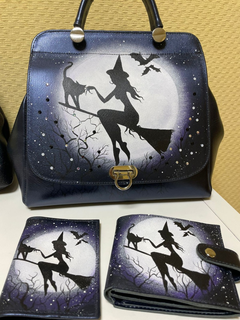 Купить комплект сумку и кошелек со своим рисунком из натуральной кожи "Ведьмочка".jpg Купить комплект сумку и кошелек со своим рисунком из натуральной кожи "Ведьмочка".jpg
