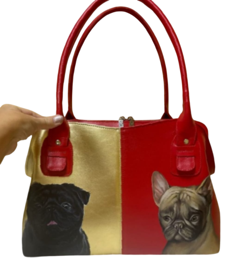 Женская сумка на заказ с портретом ручной работы любимых питомцев мопсов.png Женская сумка на заказ с портретом ручной работы любимых питомцев мопсов.png