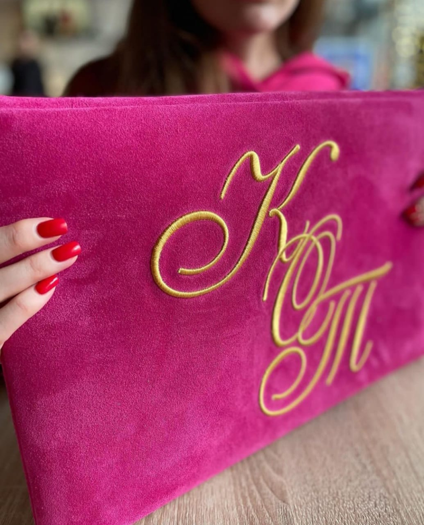 Замшевая папка портфель для ноутбука с именной вышивкой на заказ.jpg