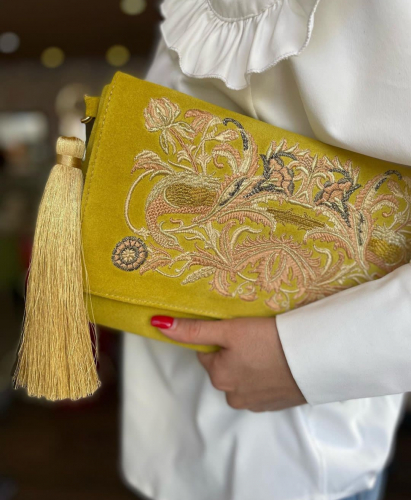 Замшевый клатч с ажурной вышивкой на заказ