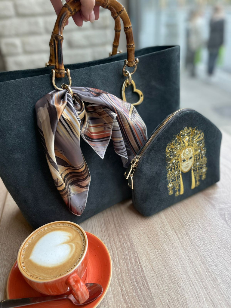 Эксклюзивный шоппер из итальянской замши на заказ с вышивкой Маска.jpeg Эксклюзивный шоппер из итальянской замши на заказ с вышивкой Маска.jpeg