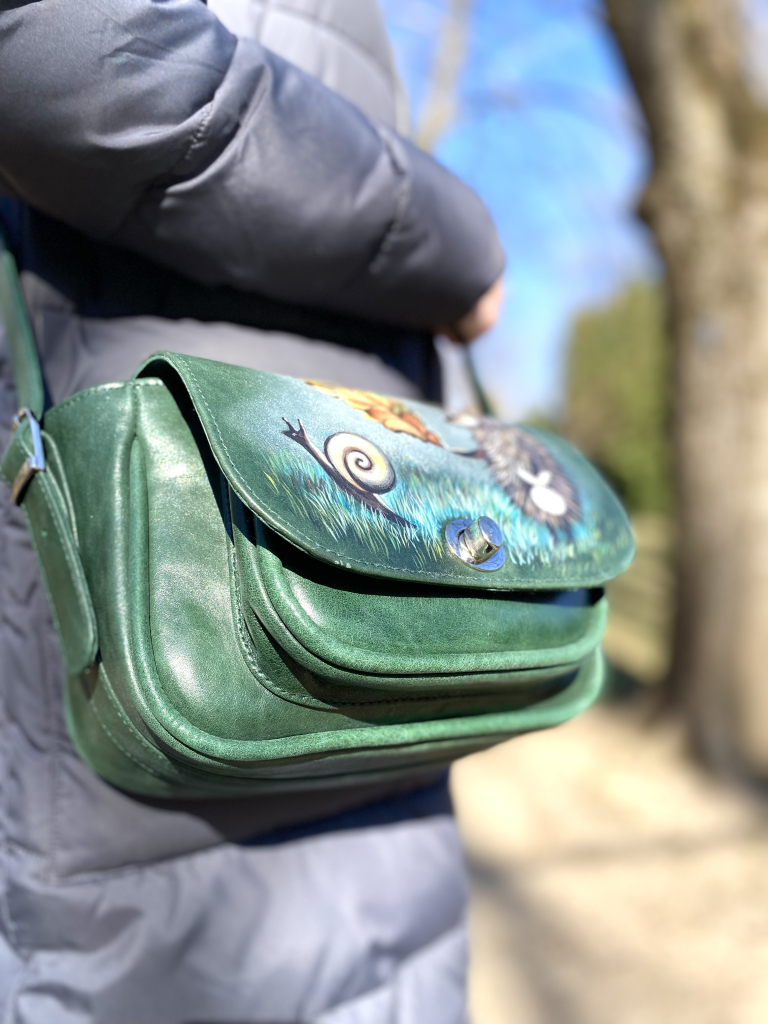 Женская кожаная сумка ручной работы с росписью акриловыми красками "Ежик в тумане" Женская кожаная сумка ручной работы с росписью акриловыми красками