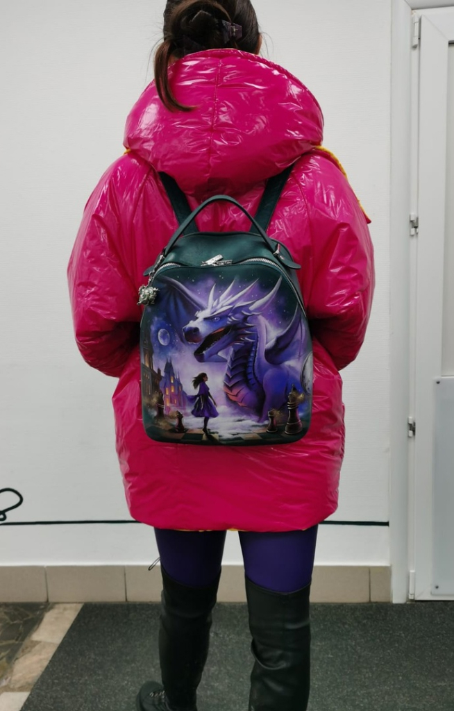 Женский кожаный рюкзак индивидуальный пошив с авторской росписью Алиса И Дракон.jpg Женский кожаный рюкзак индивидуальный пошив с авторской росписью Алиса И Дракон.jpg