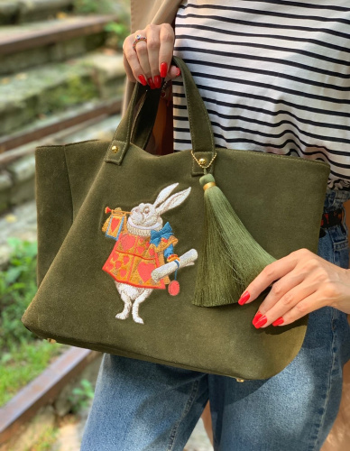 Большой шоппер из замши с 3-D вышивкой "Белый Кролик" - кожаная и замшевая женская сумка шоппер ручной работы с рисунком и вышивкой на заказ фото 2