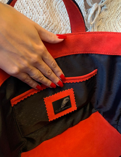 Шоппер из натуральной замши с вышивкой «Белый кролик» и кисточкой на заказ - кожаная и замшевая женская сумка шоппер ручной работы с рисунком и вышивкой на заказ фото 3