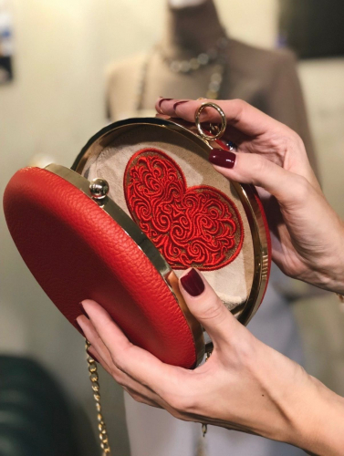 Кожаная вечерняя сумка минодьер с вышивкой "Сердце" - круглая кожаная женская сумка ручной работы с рисунком |  Sumnizza фото 3