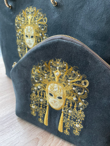 Маленький замшевый шоппер ручной работы с вышивкой на заказ "Маска" - кожаная и замшевая женская сумка шоппер ручной работы с рисунком и вышивкой на заказ фото 4