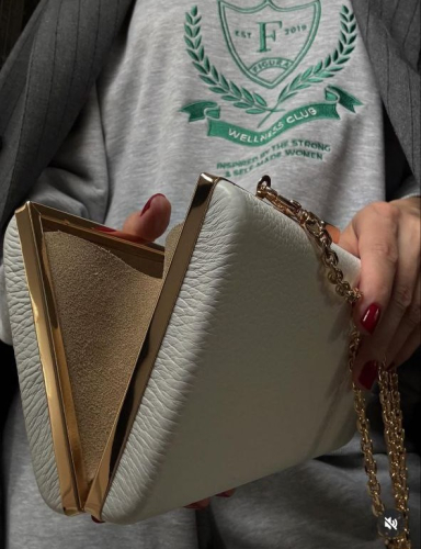 Женский кожаный клатч-бокс из натуральной белоснежной кожи на золотистом фермуаре и с тиснением инициалов на заказ  на заказ - женская кожаная сумка ручной работы с авторским рисунком фото 4