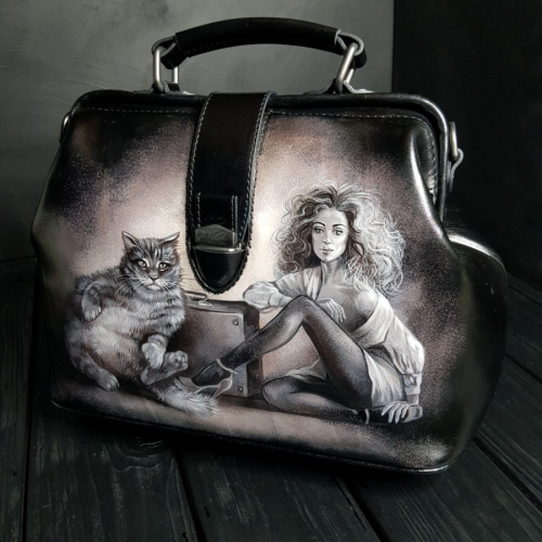Женский кожаный саквояж "Маргарита и Кот Бегемот" — женская кожаная сумка саквояж ручной работы с рисунком и вышивкой на заказ