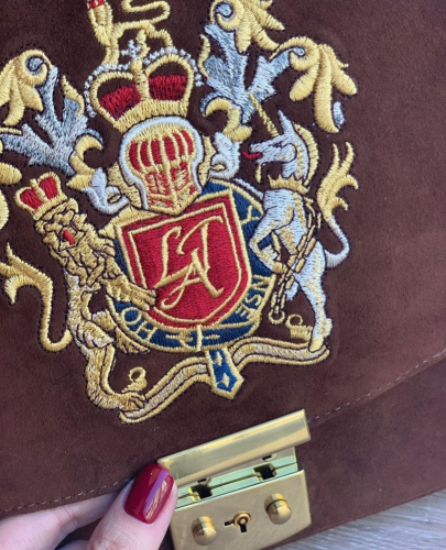 Женская сумка-портфель из натуральной замши "Вышивка герб и инициалы" ручной работы с рисунком и вышивкой на заказ
 фото 3