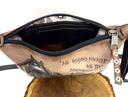 Стильная сумочка кросс-боди с рисунком Кота Бегемота из состаренной кожи и карт-холдером в комплекте на заказ - женская кожаная сумка ручной работы с авторским рисунком фото 4