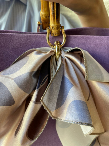 Сумка шоппер из замши с подвесным кулоном "Сердце" - кожаная и замшевая женская сумка шоппер ручной работы с рисунком и вышивкой на заказ фото 2