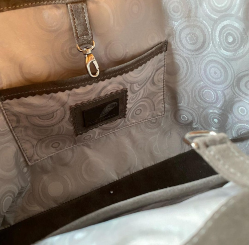 Большая сумка шоппер ручной работы из натуральной замши с вышивкой «Белый кролик» - кожаная и замшевая женская сумка шоппер ручной работы с рисунком и вышивкой на заказ фото 2