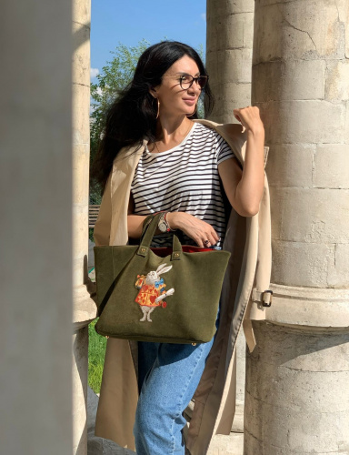 Большой шоппер из замши с 3-D вышивкой "Белый Кролик" - кожаная и замшевая женская сумка шоппер ручной работы с рисунком и вышивкой на заказ фото 3