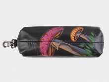 Ключница "Алиса Грибы" — кожаная ключница ручной работы с рисунком и вышивкой на заказ