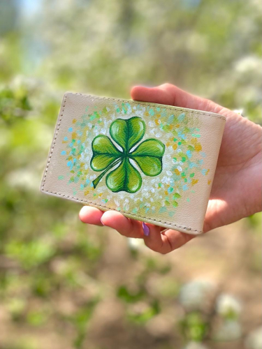 Светлый кошелек из натуральной кожи "Клевер и рыбки" - кожаный женский кошелек-портмоне ручной работы с рисунком на заказ |  Sumnizza фото 4