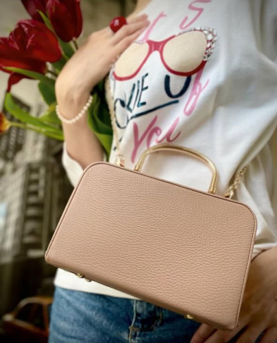 Сумка клатч бокс из натуральной зернистой кожи в цвете пудра на золотистой цепочке  — кросс боди с принтом на заказ