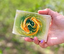 Светлый кошелек из натуральной кожи "Клевер и рыбки" ручной работы с рисунком на заказ