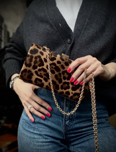 Миниатюрный женский клатч ручной работы из натурального меха козлика, выкрашенного под леопарда с золотистым тиснением на заказ - женская кожаная сумка ручной работы с авторским рисунком фото 2