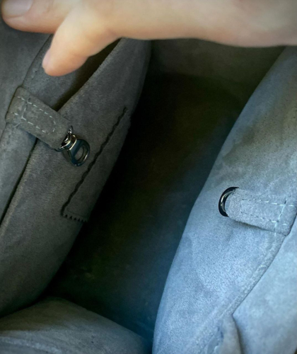 Небольшая замшевая сумочка тоут в сером оттенке с декоративной вышивкой "Белый кролик" на заказ | Sumnizza фото 3