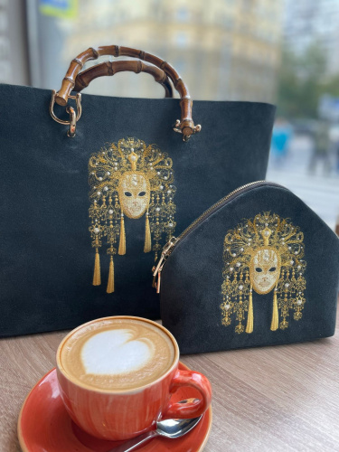 Маленький замшевый шоппер ручной работы с вышивкой на заказ "Маска" - кожаная и замшевая женская сумка шоппер ручной работы с рисунком и вышивкой на заказ фото 6