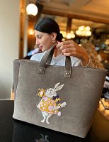 Большая сумка шоппер ручной работы из натуральной замши с вышивкой «Белый кролик» - ручной работы на заказ