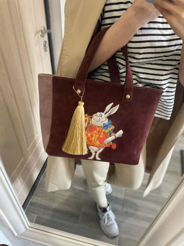 Замшевый шоппер с 3-D вышивкой "Белый Кролик" - кожаная и замшевая женская сумка шоппер ручной работы с рисунком и вышивкой на заказ фото 4