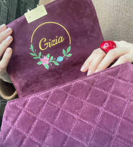 Сумка стеганая в фиолетовой замше с индивидуальной вышивкой и золотым замочком на заказ | Sumnizza