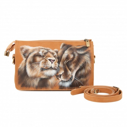 Женская кожаная сумка через плечо с рисунком ручной работы "Львиная нежность" — кросс боди с принтом на заказ фото 4