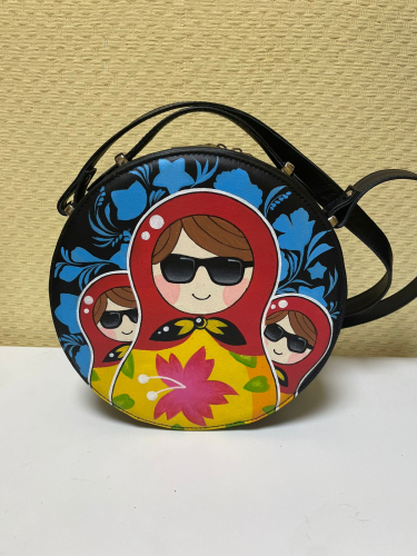 Круглая сумка с рисунком матрешек "Матрешки в хохломе" - изготовление кожаной женской сумки ручной работы с рисунком | Сумки с принтом на заказ - Sumnizza фото 2