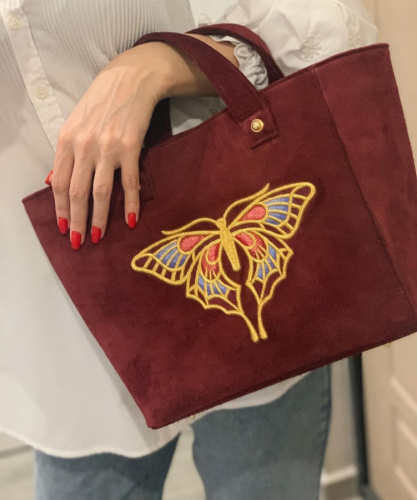 Женский замшевый шоппер с объемной вышивкой "Бабочка" - кожаная и замшевая женская сумка шоппер ручной работы с рисунком и вышивкой на заказ