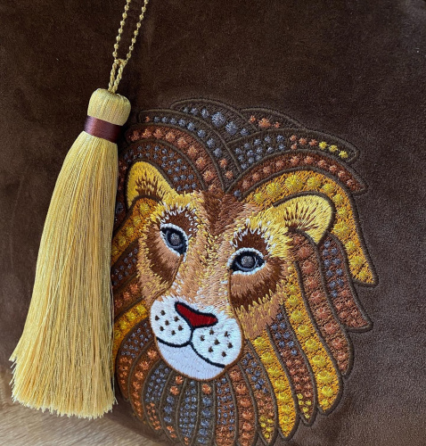 Замшевая сумка-шоппер с объемной вышивкой "Лев" - кожаная и замшевая женская сумка шоппер ручной работы с рисунком и вышивкой на заказ фото 3