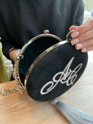Замшевая сумка минодьер с именной вышивкой "Инициалы" - круглая кожаная женская сумка ручной работы с рисунком |  Sumnizza фото 2