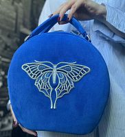 Васильковая замшевая сумка с мягкими ручками и вышивкой на заказ "Бабочка" | Купить в Москве и Санкт-Петербурге