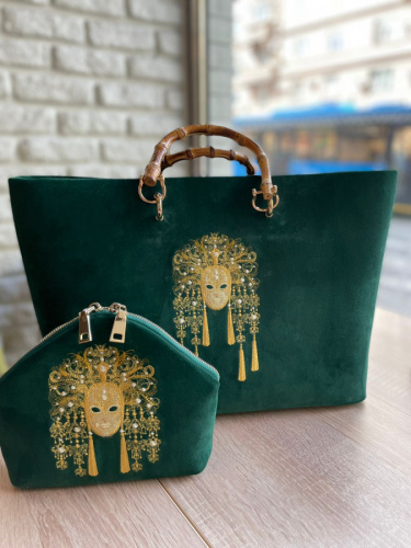 Большой замшевый шоппер ручной работы с вышивкой «Маска» на заказ - кожаная и замшевая женская сумка шоппер ручной работы с рисунком и вышивкой на заказ