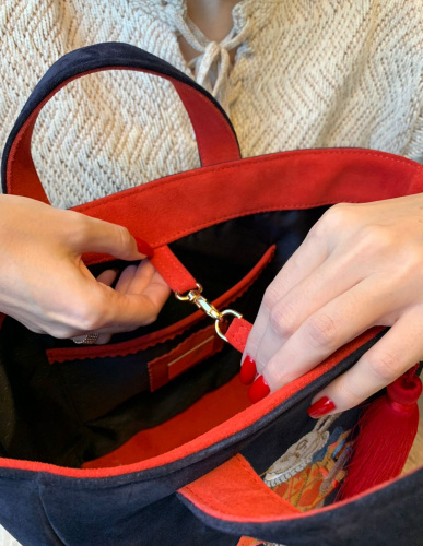 Шоппер из натуральной замши с вышивкой «Белый кролик» и кисточкой на заказ - кожаная и замшевая женская сумка шоппер ручной работы с рисунком и вышивкой на заказ фото 2