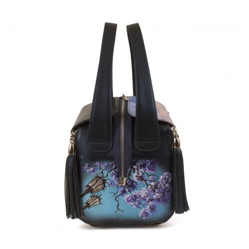 Квадратная сумка через плечо с росписью "Лиловый город" ручной работы с рисунком и вышивкой на заказ
 фото 3