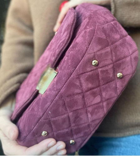 Сумка стеганая в фиолетовой замше с индивидуальной вышивкой и золотым замочком на заказ | Sumnizza фото 3