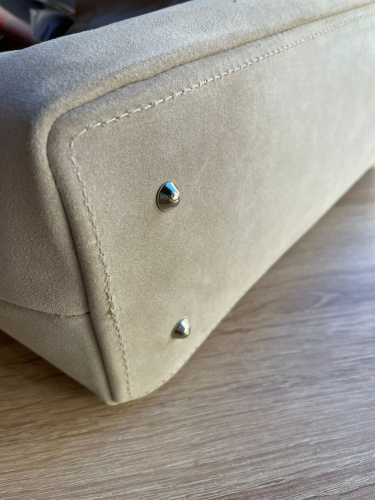 Замшевая сумка-шоппер с подвесным кулоном "Сердце" - кожаная и замшевая женская сумка шоппер ручной работы с рисунком и вышивкой на заказ фото 7