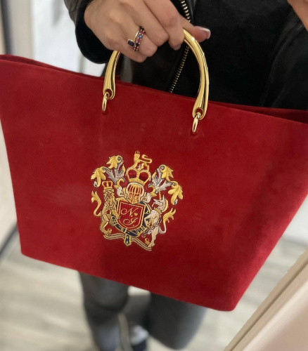 Женская сумка-шоппер из замши с вышивкой «Герб с инициалами» | Ручная работа на заказ - кожаная и замшевая женская сумка шоппер ручной работы с рисунком и вышивкой на заказ фото 3