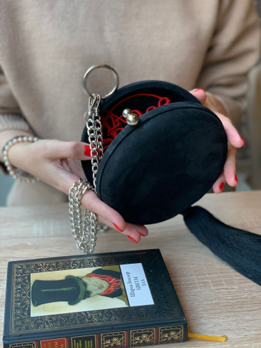 Замшевый вечерний клатч минодьер с вышивкой "Dolce vita" - круглая кожаная женская сумка ручной работы с рисунком |  Sumnizza фото 3