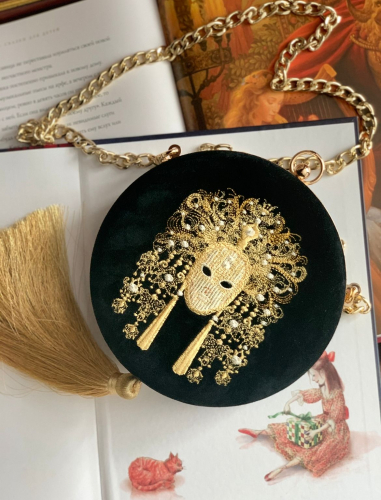 Вечерняя сумка-минодьер из замши с вышивкой "Маска" - круглая кожаная женская сумка ручной работы с рисунком |  Sumnizza фото 2