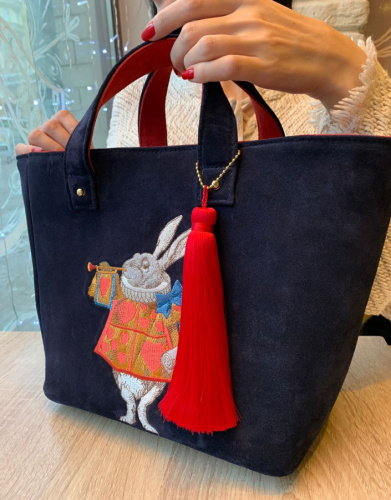 Шоппер из натуральной замши с вышивкой «Белый кролик» и кисточкой на заказ - кожаная и замшевая женская сумка шоппер ручной работы с рисунком и вышивкой на заказ