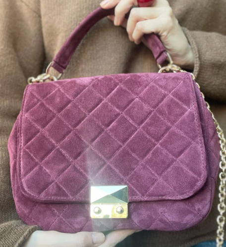 Сумка стеганая в фиолетовой замше с индивидуальной вышивкой и золотым замочком на заказ | Sumnizza фото 2