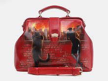 Женский кожаный саквояж "Маргарита и Бегемот на фоне пылающей Москвы" ручной работы с рисунком и вышивкой на заказ
