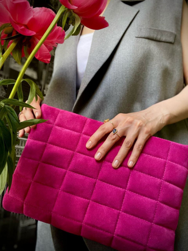 Женский клатч из натуральной замши в цвете фуксия с квадратной строчкой на заказ - женская кожаная сумка ручной работы с авторским рисунком фото 2