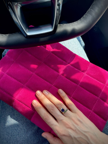 Женский клатч из натуральной замши в цвете фуксия с квадратной строчкой на заказ - женская кожаная сумка ручной работы с авторским рисунком фото 3