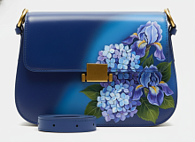 Полукруглая сумочка кросс боди с золотистой фурнитурой и росписью гортензий и ирисов ручной работы на заказ | Купить в Москве и Санкт-Петербурге